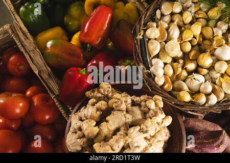 Gros plan de légumes dans des boîtes à l'épicerie biologique d'aliments naturels Banque D'Images