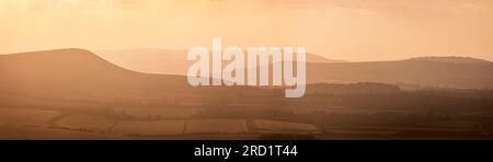 En attendant le coucher du soleil sur Firle Beacon de Wilmington Hill sur le sud-est Sussex sud-est de l'Angleterre Royaume-Uni Banque D'Images