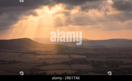 En attendant le coucher du soleil sur Firle Beacon de Wilmington Hill sur le sud-est Sussex sud-est de l'Angleterre Royaume-Uni Banque D'Images