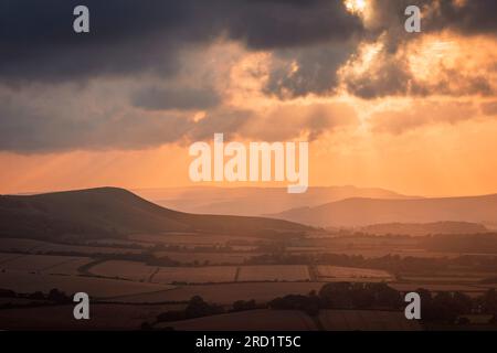 En attendant le coucher du soleil sur Firle Beacon de Wilmington Hill sur le sud-est Sussex sud-est de l'Angleterre Royaume-Uni Banque D'Images