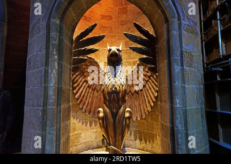 Les escaliers de la statue de phoenix à la porte d'entrée de Dumbledore Hogwarts Bureau du directeur à la visite du studio warner bros - la fabrication de Harry Potter Banque D'Images