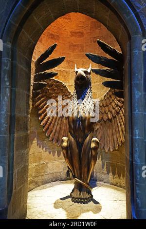 Les escaliers de la statue de phoenix à la porte d'entrée de Dumbledore Hogwarts Bureau du directeur à la visite du studio warner bros - la fabrication de Harry Potter Banque D'Images