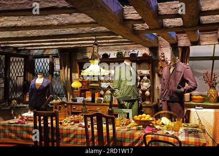 Décoration intérieure de la cuisine Burrow (maison de Weasley) et costumes, la fabrication de Harry Potter à la Warner Brothers Studio tour-Londres, Royaume-Uni Banque D'Images