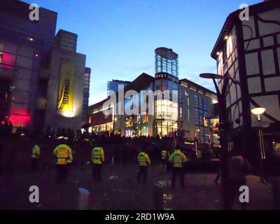 Des officiers de la police du Grand Manchester parlent aux fans de football dans les bars d'un Exchange Square animé, au centre de Manchester, au Royaume-Uni, avant le Manchester United vs Ajax UEFA Europa League Round of 32, qui s'est tenu à Old Trafford, le jeudi 23 février 2012. L'atmosphère est tendue. MUFC a continué à perdre le match, mais ils ont toujours avancé sur Aggregate pour réserver un match nul de la Ligue Europa-16. La police est soucieuse de garder les fans loin du centre de divertissement Printworks afin de former une ligne. Manchester United a progressé jusqu'à la finale 16 de la Ligue Europa remportant 3-2 sur l'ensemble, malgré une défaite 2-1 face à l'Ajax. Banque D'Images