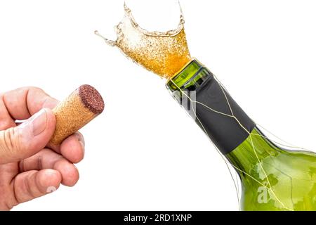 Ouverture de la bouteille de vin isolé contre blanc avec la main tenant le bouchon par le goulot de la bouteille Banque D'Images