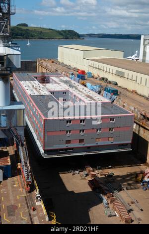 Navire d'hébergement de trois étages pour demandeurs d'asile en cours de rénovation en cale sèche à Falmouth Angleterre Banque D'Images