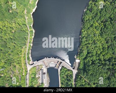 Vue aérienne des oiseaux barrage du Chastang barrage hydro-électrique EDF France vue aérienne des oiseaux drone, aérien Banque D'Images