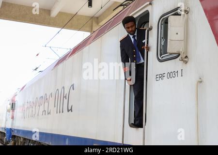 (230718) -- ADDIS-ABEBA, 18 juillet 2023 (Xinhua) -- Dejen Gezu, l'un des premiers conducteurs autorisés de trains électrifiés en Éthiopie, a été vu à la gare Indode d'Éthiopie-Djibouti à voie standard à Addis-Abeba, Éthiopie, le 13 juillet 2023. Le chemin de fer à écartement standard Éthiopie-Djibouti de 752 km, également connu sous le nom de chemin de fer Addis-Abeba-Djibouti, est le premier chemin de fer transfrontalier électrifié en Afrique, un projet phare dans le cadre de l'initiative Belt and Road proposée par la Chine. Gezu s'est décrit comme un exemple de l'effort de transfert de connaissances et d'expérience couronné de succès de la Chine Banque D'Images