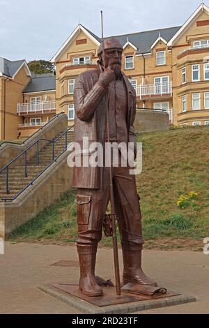 Sculpture en acier pour Filey - A High Tide in Short Wellies, par l'artiste Ray Lonsdale, The Beach Rd, Filey, North Yorkshire, Angleterre, ROYAUME-UNI, YO14 9LW Banque D'Images