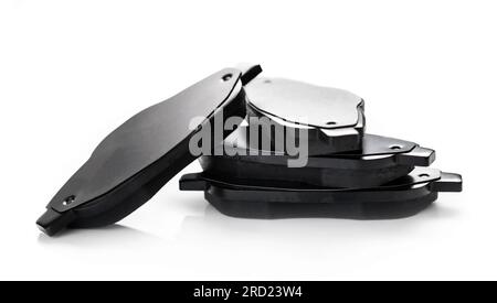 Plaquettes de frein pour le transport de voiture isolé sur fond blanc. Détail de rechange automatique pour la réparation de véhicule Banque D'Images
