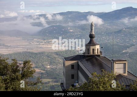 Paysage avec des nuages d'Alcoy avec le sanctuaire de la Fontaine Rouge d'Alcoy au premier plan avec le toit mouillé après avoir plu Banque D'Images