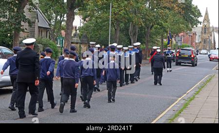 Filey cadets de la mer en parade de TS Unseen, Southdene, Filey, North Yorkshire, Angleterre, ROYAUME-UNI, YO14 9BB Banque D'Images