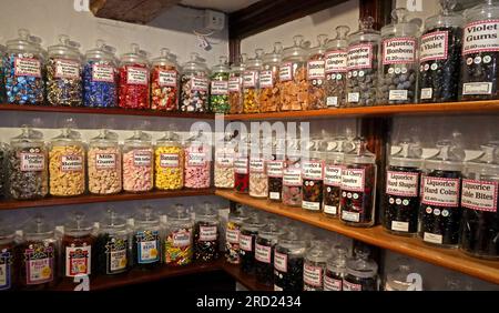 Une salle complètement remplie de bonbons bouillis et de pots de confiserie, Whitby, North Yorkshire, Angleterre, Royaume-Uni, YO22 Banque D'Images