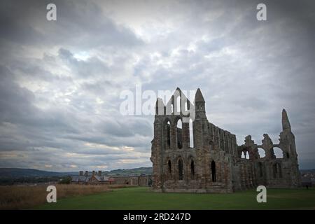 Whitby Benedictine Abbey, perché sur East Cliff, Abbey Lane, Whitby, North Yorkshire, YO22 4JT Banque D'Images