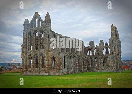 Whitby Benedictine Abbey, perché sur East Cliff, Abbey Lane, Whitby, North Yorkshire, YO22 4JT Banque D'Images