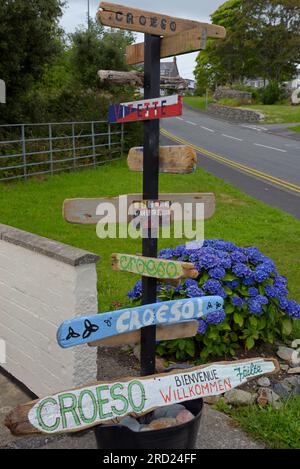 Panneaux de bienvenue indiquant Welcome (Croeso) en gallois et autres langues, Criccieth, Gwynedd, pays de Galles, juillet 2023 Banque D'Images