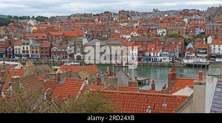 Vue sur le port de Whitby, West Pier, en bas de la rivière Esk, North Yorkshire, Angleterre, Royaume-Uni, Banque D'Images