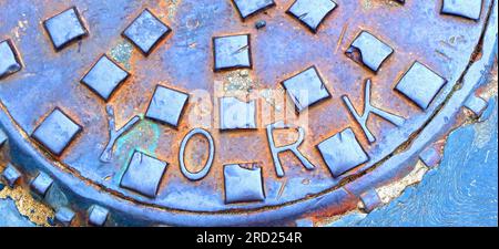 Grille d'égout en fonte rouillée en relief York, York , Yorkshire, Angleterre, Royaume-Uni, YO1 Banque D'Images
