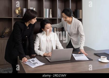 Des gens d'affaires chinois confiants ayant une réunion Banque D'Images