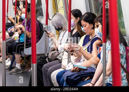 Passagers du train de transit rapide MTR, Hong Kong, SAR, Chine Banque D'Images