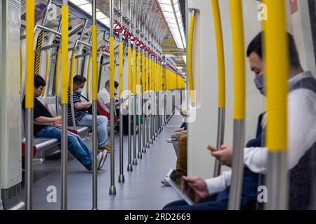 Passagers du train de transit rapide MTR, Hong Kong, SAR, Chine Banque D'Images