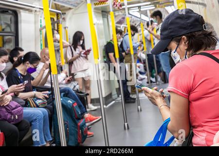 Passagers du train de transit rapide MTR, Hong Kong, SAR, Chine Banque D'Images