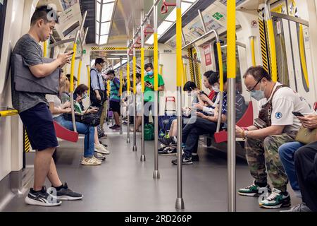 Passagers du train de transit rapide MTR, Hong Kong, SAR, Chine Banque D'Images