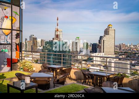 Vue du bar sur le toit à Khlong San et la rivière Chao Phraya à Bangkok, Thaïlande Banque D'Images