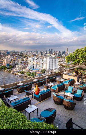 Vue du bar sur le toit à Khlong San et la rivière Chao Phraya à Bangkok, Thaïlande Banque D'Images