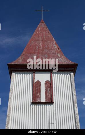 Eglise au toit rouge dans l'ancien village de pêcheurs de Hellnar, situé sur la péninsule de Snæfellsnes, en Islande. Banque D'Images