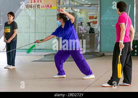 Personnes âgées pratiquant le Tai Chi, Ping Shek logement public, Kowloon, Hong Kong, SAR, Chine Banque D'Images