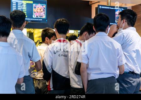 Les écoliers commandent au restaurant de restauration rapide, Choi Hung Estate, Kowloon, Hong Kong, SAR, Chine Banque D'Images