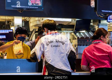 Les écoliers commandent au restaurant de restauration rapide, Choi Hung Estate, Kowloon, Hong Kong, SAR, Chine Banque D'Images