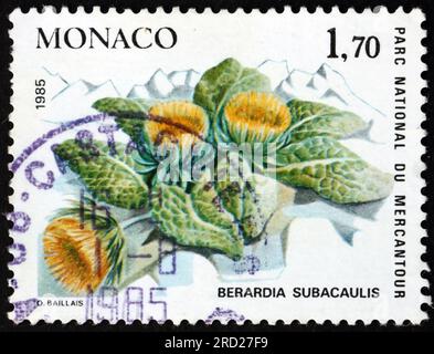 MONACO - CIRCA 1985 un timbre imprimé à Monaco montre berardia, berardia subacaulis, est une plante alpine à fleurs originaire des Alpes, vers 1985 Banque D'Images