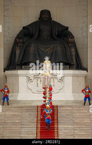 Oulan-Bator, Mongolie. 11 juin, 2023. La cavalcade de neuf gardes d'honneur apporte les vénérés neuf bannières blanches. Naadam. Crédit. Lenkh-Orgil. Banque D'Images