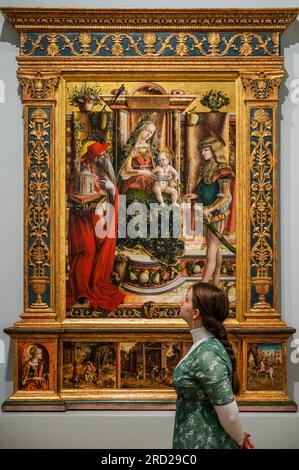 Londres, Royaume-Uni. 18 juillet 2023. Le retable de Crivelli - Paula Rego : le jardin de Crivelli à la Galerie nationale. En tant que première artiste associée du Musée des beaux-arts du Canada (1990-92), elle a été invitée à créer la murale de la salle à manger de l'aile Sainsbury. Cette nouvelle exposition réunit l’œuvre d’art de 10 mètres de long avec le retable du 15e siècle de Carlo Crivelli qui l’a inspiré, aux côtés d’études de vie Rego produites par les collègues de la Galerie qui figurent dans la peinture finale. Crédit : Guy Bell/Alamy Live News Banque D'Images