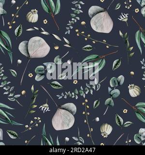 Motif aquarelle sans couture de branches d'eucalyptus avec des branches, de l'herbe et de minuscules fleurs de champ sur fond bleu marine foncé Banque D'Images