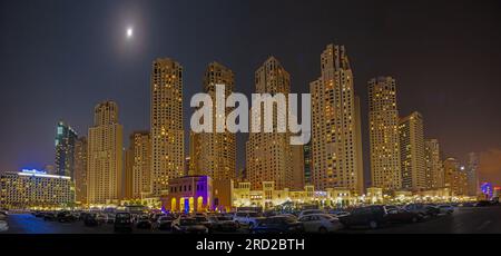 Image panoramique de la Skyline de la Marina de Dubaï la nuit et la pleine lune Banque D'Images