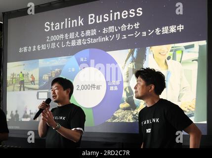 Tokyo, Japon. 18 juillet 2023. Hiromichi Matsuda (L), le directeur général de la société japonaise de télécommunications KDDI, annonce le nouveau service du service de communication par satellite Starlink de Space X à Tokyo le mardi 18 juillet 2023. KDDI a commencé à fournir le service Internet par satellite Starlink au Japon à partir d'octobre dernier et s'étend au service Internet par satellite maritime et au service dans l'île sud du Japon d'Okinawa à partir de ce mois-ci. (Photo de Yoshio Tsunoda/AFLO) crédit : AFLO Co. Ltd./Alamy Live News Banque D'Images