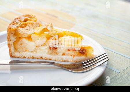 Une seule tranche de tarte aux pommes fraîchement préparée. La tarte profonde a une croûte de pâte et est remplie de grosses tranches de pomme Banque D'Images