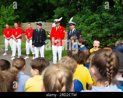 Boveney, Buckinghamshire, Royaume-Uni. 18 juillet 2023. Peut-être un peu tôt pour un petit garçon (R). Des écoliers de la première école Eton Wick CofE dans le village d'Eton Wick, Windsor, Berkshire sont venus rencontrer les Swan Uppers à Boveney Lock sur la Tamise dans le Buckinghamshire ce matin. Crédit : Maureen McLean/Alamy Live News Banque D'Images