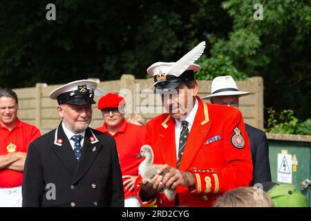 Boveney, Buckinghamshire, Royaume-Uni. 18 juillet 2023. Des écoliers de la première école Eton Wick CofE dans le village d'Eton Wick, Windsor, Berkshire sont venus rencontrer les Swan Uppers à Boveney Lock sur la Tamise dans le Buckinghamshire ce matin. Crédit : Maureen McLean/Alamy Live News Banque D'Images