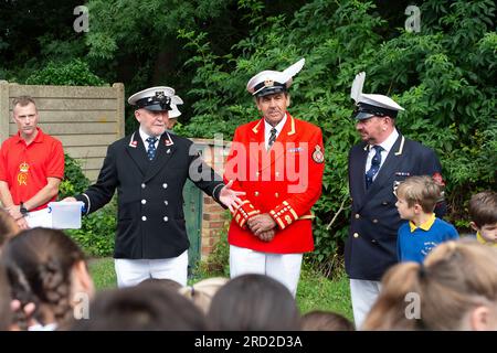 Boveney, Buckinghamshire, Royaume-Uni. 18 juillet 2023. Des écoliers de la première école Eton Wick CofE dans le village d'Eton Wick, Windsor, Berkshire sont venus rencontrer les Swan Uppers à Boveney Lock sur la Tamise dans le Buckinghamshire ce matin. Crédit : Maureen McLean/Alamy Live News Banque D'Images