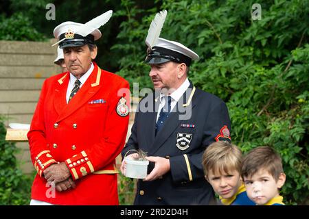 Boveney, Buckinghamshire, Royaume-Uni. 18 juillet 2023. Des écoliers de la première école Eton Wick CofE dans le village d'Eton Wick, Windsor, Berkshire sont venus rencontrer les Swan Uppers à Boveney Lock sur la Tamise dans le Buckinghamshire ce matin. Crédit : Maureen McLean/Alamy Live News Banque D'Images