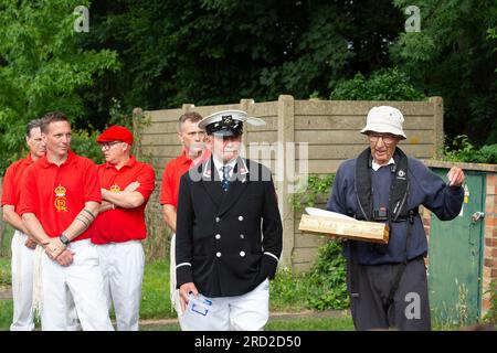 Boveney, Buckinghamshire, Royaume-Uni. 18 juillet 2023. Des écoliers de la première école Eton Wick CofE dans le village d'Eton Wick, Windsor, Berkshire sont venus rencontrer les Swan Uppers à Boveney Lock sur la Tamise dans le Buckinghamshire ce matin. Crédit : Maureen McLean/Alamy Live News Banque D'Images