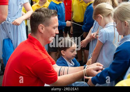 Boveney, Buckinghamshire, Royaume-Uni. 18 juillet 2023. Des écoliers de la première école Eton Wick CofE dans le village d'Eton Wick, Windsor, Berkshire sont venus rencontrer les Swan Uppers à Boveney Lock sur la Tamise dans le Buckinghamshire ce matin. Ils ont appris comment les tiges de cygne nouent les pieds des cygnes ensemble quand ils les surveillent. Crédit : Maureen McLean/Alamy Live News Banque D'Images