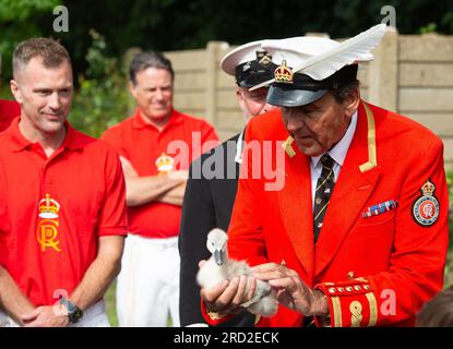 Boveney, Buckinghamshire, Royaume-Uni. 18 juillet 2023. Des écoliers de la première école Eton Wick CofE dans le village d'Eton Wick, Windsor, Berkshire sont venus rencontrer les Swan Uppers à Boveney Lock sur la Tamise dans le Buckinghamshire ce matin. Crédit : Maureen McLean/Alamy Live News Banque D'Images