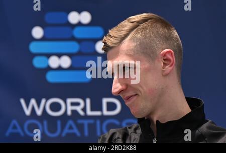 Fukuoka, Japon. 18 juillet 2023. Florian Wellbrock, d'Allemagne, réagit lors de la cérémonie de remise des prix après les 5 km des Championnats du monde aquatiques 2023 qui se sont déroulés à Fukuoka, au Japon, le 18 juillet 2023. Crédit : Xia Yifang/Xinhua/Alamy Live News Banque D'Images