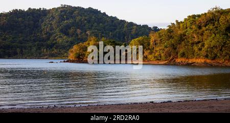 Soleil matinal dans la partie nord-est de l'île de Coiba, côte Pacifique, province de Veraguas, République du Panama, Amérique centrale. Banque D'Images