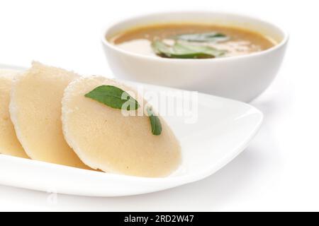 Gros plan d'IDLI Sambhar ou Idly Sambar est une cuisine populaire du sud de l'Inde, servie avec du chutney de noix de coco. mise au point sélective Banque D'Images